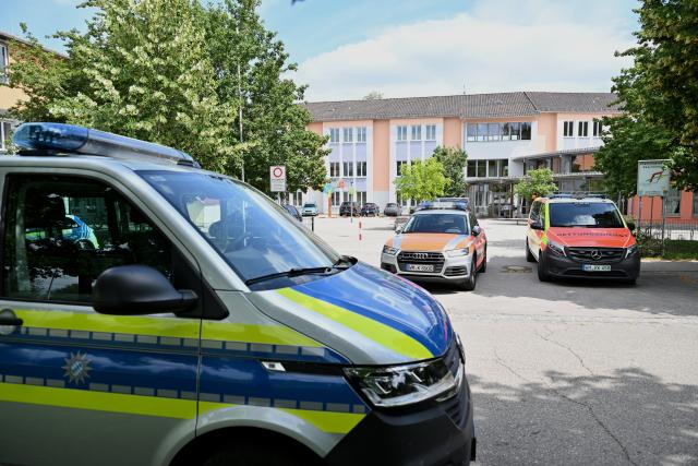 08 July 2026, Bavaria, Schongau: A police vehicle and an ambulance are parked in front of the Welfen High School, following an incident that left several people injured and resulted in one arrest. Photo: Lennart Preiss/dpa