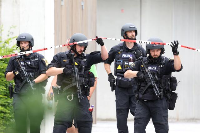 08 July 2026, Bavaria, Schongau: Officers of the Support Unit (USK), a specialized unit of the Bavarian police, are at the premises of the Welfen High School, following an incident that left several people injured and resulted in one arrest. Photo: Karl-Josef Hildenbrand/dpa