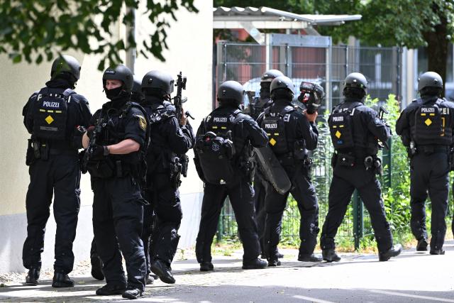 08 July 2026, Bavaria, Schongau: Officers of the Support Unit (USK), a specialized unit of the Bavarian police, are deployed at the premises of the Welfen High School, following an incident that left several people injured and resulted in one arrest. Photo: Lennart Preiss/dpa
