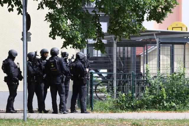 08 July 2026, Bavaria, Schongau: Officers of the Support Unit (USK), a specialized unit of the Bavarian police, are deployed at the premises of the Welfen High School, following an incident that left several people injured and resulted in one arrest. Photo: Karl-Josef Hildenbrand/dpa