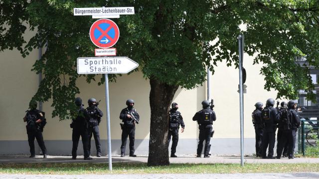 08 July 2026, Bavaria, Schongau: Officers of the Support Unit (USK), a specialized unit of the Bavarian police, are deployed at the premises of the Welfen High School, following an incident that left several people injured and resulted in one arrest. Photo: Karl-Josef Hildenbrand/dpa