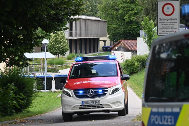 08 July 2026, Bavaria, Schongau: Police and fire department vehicles are at the premises of the Welfen High School, following an incident that left several people injured and resulted in one arrest. Photo: Lennart Preiss/dpa