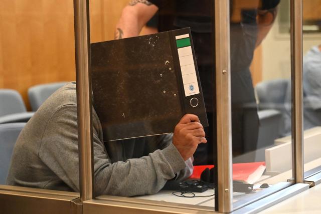 08 July 2026, Duesseldorf: Two suspected ISIS members are in court at the start of their national security trial at the Higher Regional Court. According to the indictment filed by the Federal Prosecutor General, the brothers are alleged to have been members of the terrorist organization "Islamic State" (IS) in Iraq between 2016 and 2017-one as a Sharia judge and the other as a fighter. Photo: Celine Frohnapfel/dpa - ACHTUNG: Die Angeklagten wurden aus rechtlichen Gründen gepixelt.