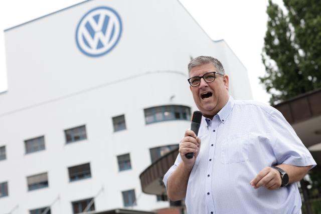 09 July 2026, Lower Saxony, Osnabrueck: Stephan Soldanski, head of the Osnabrueck chapter of IG Metall, addresses participants at a protest rally. Shop stewards, works council members, and youth and apprentice representatives from Volkswagen are taking part in an information and protest event organized by IG Metall in front of the VW plant in Osnabrueck, On the day of the Volkswagen AG supervisory board meeting in Wolfsburg. Photo: David Ebener/dpa