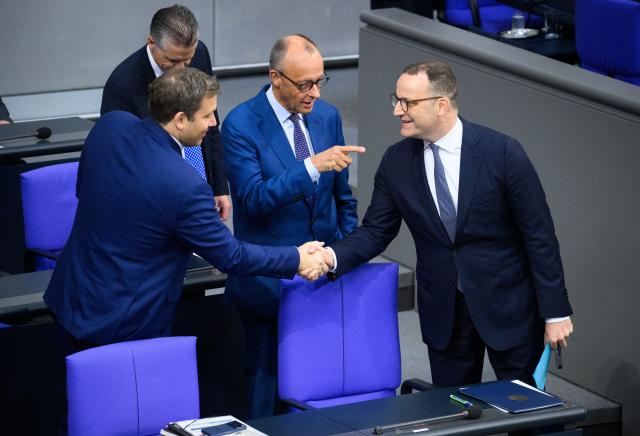 09 July 2026, Berlin: Lars Klingbeil (L), German Minister of Finance, German Chancellor Friedrich Merz and Jens Spahn (CDU), Chair of the Christian Democratic Union (CDU)/Christian Social Union (CSU) parliamentary group  attend the plenary session of the German Parliament (Bundestag). Photo: Bernd von Jutrczenka/dpa