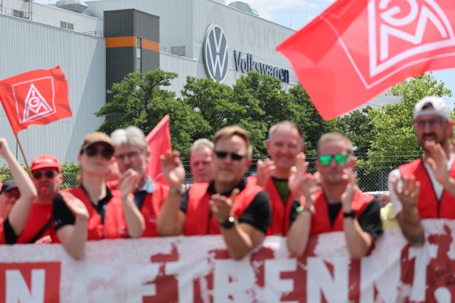 09 July 2026, Lower Saxony, Zwickau: Volkswagen employees participate in an information and protest event organized by IG Metall in front of the VW plant in Zwickau, on the day of the Volkswagen AG supervisory board meeting in Wolfsburg. IG Metall is organizing information and protest events nationwide at numerous company locations. Photo: Jan Woitas/dpa