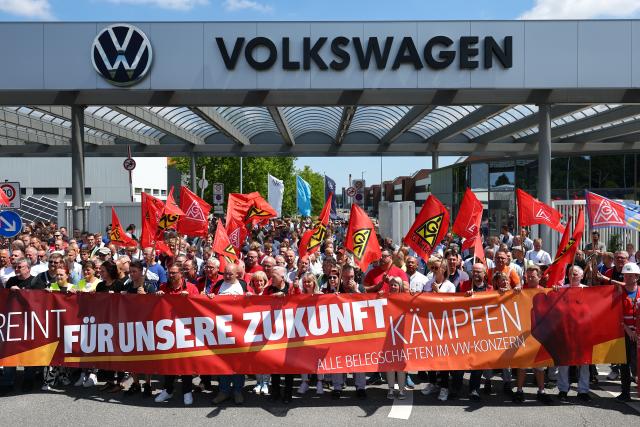 09 July 2026, Lower Saxony, Zwickau: Volkswagen employees participate in an information and protest event organized by IG Metall in front of the VW plant in Zwickau, on the day of the Volkswagen AG supervisory board meeting in Wolfsburg. IG Metall is organizing information and protest events nationwide at numerous company locations. Photo: Jan Woitas/dpa