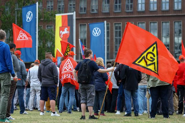09 July 2026, Lower Saxony, Wolfsburg: Employees of the automaker Volkswagen AG and members of the IG Metall union gather on the grounds of Volkswagen's headquarters in Wolfsburg on the day of the supervisory board meeting. Photo: Lisi Niesner/Reuters/Pool/dpa