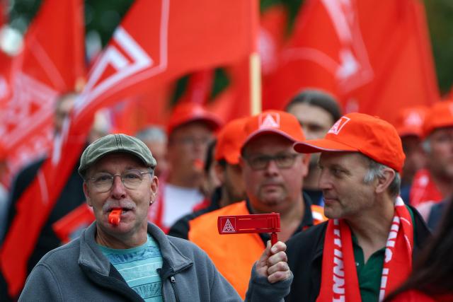 09 July 2026, Lower Saxony, Wolfsburg: Employees of the automaker Volkswagen AG and members of the IG Metall union gather on the grounds of Volkswagen's headquarters in Wolfsburg on the day of the supervisory board meeting. Photo: Lisi Niesner/Reuters/Pool/dpa