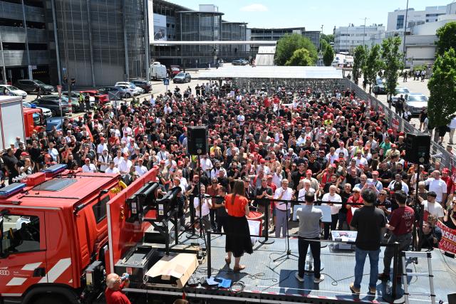 09 July 2026, Baden-Wuerttemberg, Neckarsulm: Audi works council members, union representatives, and members of the youth council are participating in an information and protest event organized by IG Metall in front of the Audi plant in Neckarsulm. On the day of the Volkswagen AG supervisory board meeting in Wolfsburg, IG Metall is organizing information and protest events nationwide at numerous locations within the group. Photo: Bernd Weißbrod/dpa