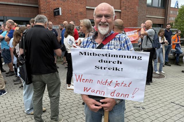 09 July 2026, Hesse, Baunatal: Klaus Bremer attends an extraordinary IG Metall meeting outside the Volkswagen plant in Kassel-Baunatal on the day of the Volkswagen AG supervisory board meeting in Wolfsburg. Photo: Nicole Schippers/dpa