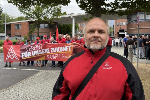 09 July 2026, Hesse, Baunatal: Works council member Eric Schmied attends an extraordinary IG Metall meeting outside the Volkswagen plant in Kassel-Baunatal. The event coincides with the Volkswagen AG supervisory board meeting in Wolfsburg. Photo: Nicole Schippers/dpa