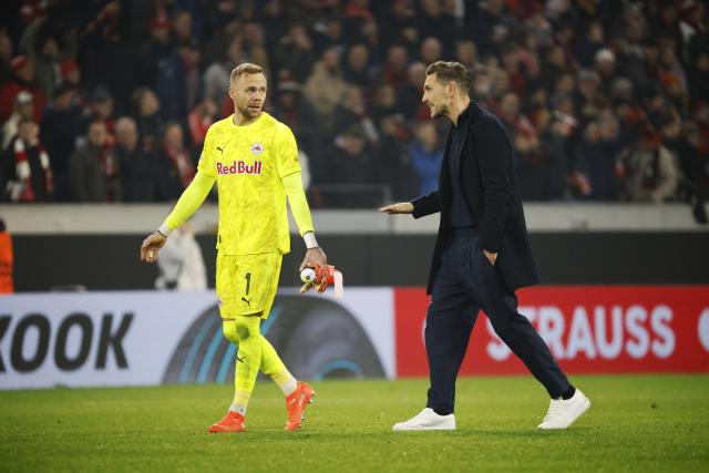 FILED - 11 December 2025, Baden-Wuerttemberg, Freiburg im Breisgau: FILE PHOTO - Salzburg goalkeeper Alexander Schlager (L) talks with assistant coach Kai Hesse  during the UEFA Europa League soccer match between SC Freiburg and RB Salzburg  at Europa-Park Stadium. Photo: Philipp von Ditfurth/dpa