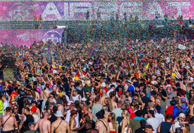 09 July 2026, Mecklenburg-Western Pomerania, Neustadt-Glewe: Music fans dance in front of the main stage at the Airbeat One festival. Around 200,000 electronic music fans from more than 60 countries are expected to attend the festival, which runs until July 12, 2026, at the airfield in Neustadt-Glewe. The theme of the 23rd edition is "Welkom in Nederland - The Home of Electronic Music!" Photo: Jens Büttner/dpa