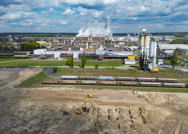 FILED - 26 April 2024, Brandenburg, Schwarze Pumpe: FILE PHOTO - An aerial view of the construction site for the H2-ready gas-fired power plant project at the Schwarze Pumpe industrial site on the border between the German states of Brandenburg and Saxony. Photo: Patrick Pleul/dpa