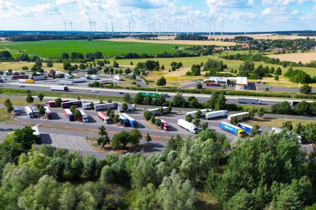 FILED - 09 July 2026, Brandenburg, Biegen: Trucks are parked at a rest stop on the A12 highway (aerial view taken with a drone). In Brandenburg, organized truck break-ins, cargo thefts, and robberies carried out by criminal gangs regularly occur at highway rest areas. Unlit or unguarded parking areas along the Berlin Ring (A10) as well as the A11 and A12 are particularly affected. Photo: Patrick Pleul/dpa