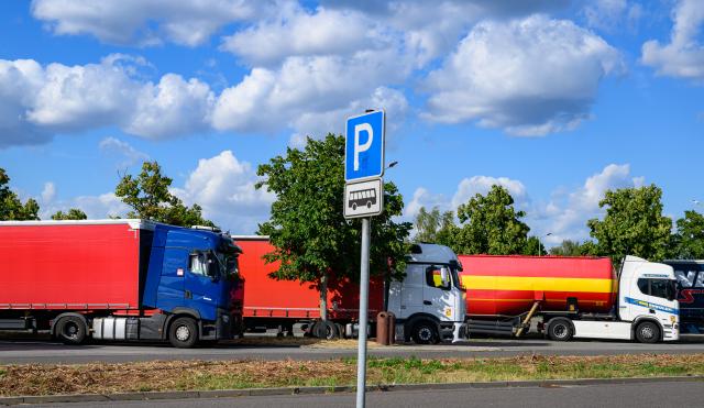 FILED - 09 July 2026, Brandenburg, Biegen: Freight trucks sit parked at a highway rest area along the A12 motorway, where organized criminal gangs regularly carry out cargo thefts and vehicle break-ins. Local authorities report that unlit and unmonitored rest stops along the Berlin Ring (A10), A11, and A12 transit corridors are primary targets for coordinated transport crime networks. Photo: Patrick Pleul/dpa