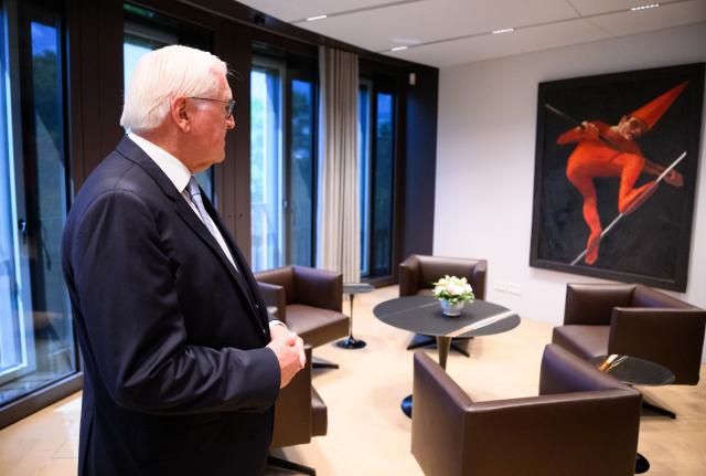 10 July 2026, Berlin: German President Frank-Walter Steinmeier presents his new interim office at the "Amtssitz am Spreebogen" headquarters in Berlin, Germany, on July 10, 2026. The modular wooden facility will house the presidential staff for up to eight years while Bellevue Palace undergoes extensive renovations starting this summer. In the background hangs the 1984 painting "Seiltänzer" by Berlin artist Trak Wendisch. Photo: Bernd von Jutrczenka/dpa