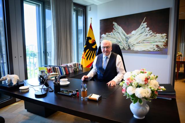10 July 2026, Berlin: German President Frank-Walter Steinmeier officially begins work at his interim headquarters, the "Amtssitz am Spreebogen," in Berlin, Germany, on July 10, 2026. The modular wooden complex will house the head of state and staff for up to eight years while Bellevue Palace undergoes extensive renovations starting this summer. Photo: Bernd von Jutrczenka/dpa