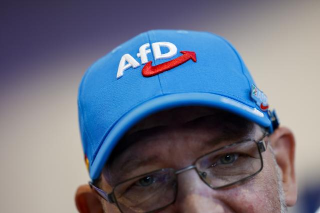 10 July 2026, North Rhine-Westphalia, Marl: An AfD delegate from North Rhine-Westphalia is wearing a cap in his party's colors and bearing its logo. The North Rhine-Westphalian AfD is beginning to draw up its list of candidates for the 2027 state election. Photo: Thomas Banneyer/dpa