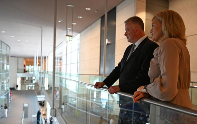 10 July 2026, Berlin: Julia Kloeckner (L-R), President of the Bundestag, welcomes Gordon Schnieder, Minister-President of Rhineland-Palatinate, to the Reichstag building and looks out over the plenary chamber with him. Photo: Elisa Schu/dpa