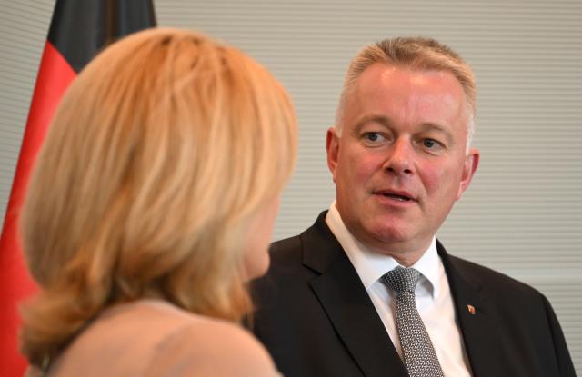 10 July 2026, Berlin: Gordon Schnieder (R), Minister-President of Rhineland-Palatinate, is welcomed by Julia Kloeckner (CDU), President of the Bundestag, at the Reichstag building. Photo: Elisa Schu/dpa