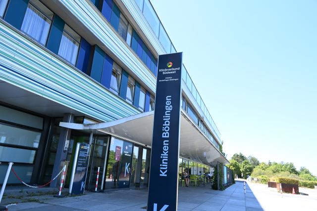 10 July 2026, Baden-Württemberg, Böblingen: The entrance to the hospital in Boeblingen. The body of a baby disappeared from the hospital in Böblingen, near Stuttgart, and was later found in a laundry facility. According to a police spokesperson, the premature baby, who weighed less than one kilogram, was born at the hospital and later died. Photo: Bernd Weißbrod/dpa