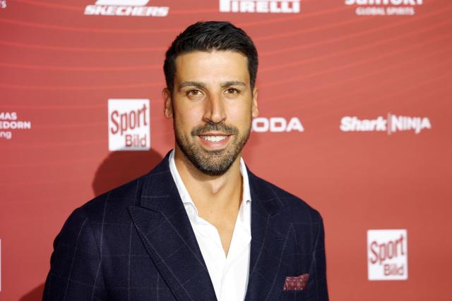 FILED - 25 August 2025, Hamburg: FILE PHOTO - Former German footballer Sami Khedira arrives on the red carpet to attend the presentation of the Sport-Bild-Awards. Photo: Georg Wendt/dpa