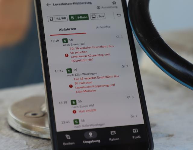 10 July 2026, North Rhine-Westphalia, Leverkusen: The Deutsche Bahn app lists train cancellations. Following a fire on the embankment, the major railroad line between Duesseldorf and Cologne will remain closed until at least Saturday afternoon. Photo: Sascha Thelen/dpa