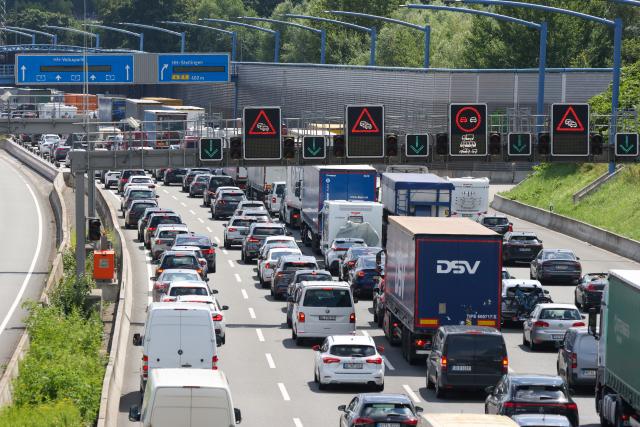 10 July 2026, Hamburg: Traffic moves slowly in places, and there are traffic jams on the A7 highway in Hamburg heading south. Photo: Bodo Marks/dpa