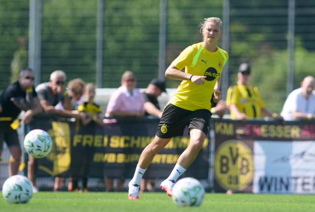 10 July 2026, North Rhine-Westphalia, Dortmund: New signing Alexandra Popp practices during Borussia Dortmund's First Training Session of the Season at DORTMUND-BRACKEL. Photo: Bernd Thissen/dpa
