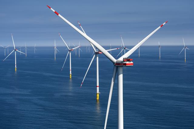 PRODUCTION - 10 July 2026, Lower Saxony, Emden: EnBW's "He Dreiht" offshore wind farm is being built about 85 kilometers northwest of Borkum and 110 kilometers west of Helgoland. With 64 turbines and a total capacity of 960 megawatts, it is currently Germany's largest offshore project not receiving subsidies and is expected to supply 1.1 million households starting in the fall of 2026. Photo: Lars Penning/dpa