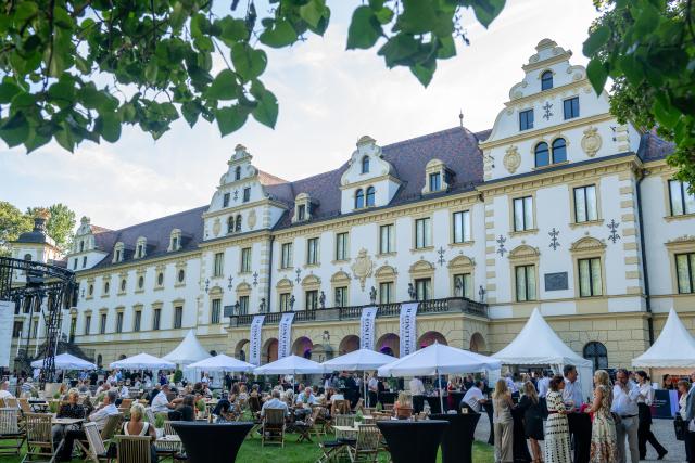 10 July 2026, Bavaria, Regensburg: Audience members sit in the inner courtyard of St. Emmeram Prince's Palace during the Thurn und Taxis Castle Festival. Photo: Armin Weigel/dpa
