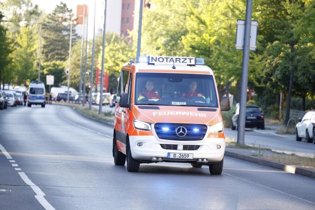 11 July 2026, Berlin: Police officers stand guard and secure a perimeter outside a supermarket, following reports of an active hostage situation inside the building. Special operations units have deployed to the scene, and local authorities have cordoned off the surrounding streets. Photo: Carsten Koall/dpa