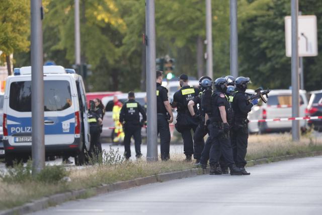 11 July 2026, Berlin: Police officers stand guard and secure a perimeter outside a supermarket, following reports of an active hostage situation inside the building. Special operations units have deployed to the scene, and local authorities have cordoned off the surrounding streets. Photo: Carsten Koall/dpa
