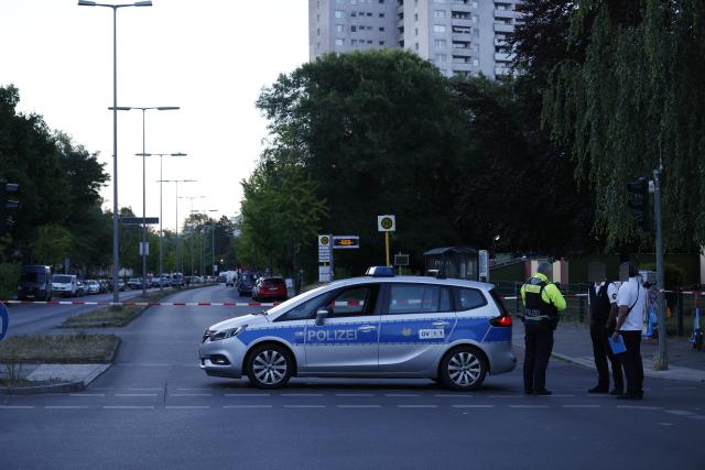 11 July 2026, Berlin: Police officers stand guard and secure a perimeter outside a supermarket, following reports of an active hostage situation inside the building. Special operations units have deployed to the scene, and local authorities have cordoned off the surrounding streets. Photo: Carsten Koall/dpa