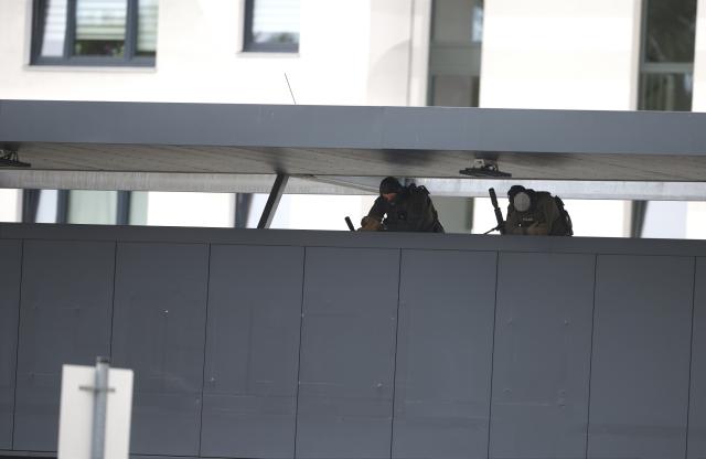 11 July 2026, Berlin: Police snipers monitor the scene outside a supermarket. Police brought an end to the overnight crisis after a man held a woman hostage inside the store since late Friday evening. Photo: Carsten Koall/dpa