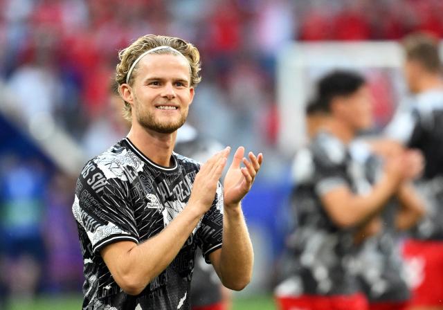 FILED - 25 June 2024, Bavaria, Munich: FILE PHOTO - Denmark's Morten Hjulmand applauds the fans before the UEFA Euro 2024 Group C soccer match between Denmark and Serbia at Munich Football Arena. Spanish club Atletico Madrid and Portuguese side Sporting CP have reached an agreement for the transfer of Danish midfielder Morten Hjulmand to the Spanish club. Photo: Sven Hoppe/dpa