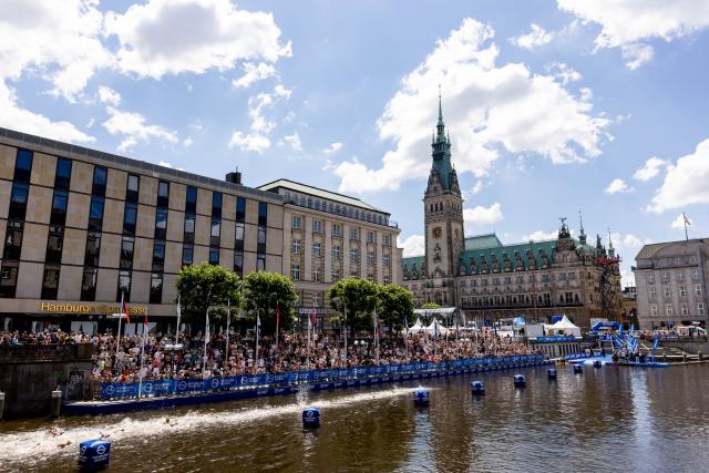 11 July 2026, Hamburg: Triathletes swim in the Kleine Alster during the men's sprint race at the ITU World Triathlon Series/World Championship, comprising a 750-metre swim, a 20-kilometre bike ride and a five-kilometre run. Photo: Philipp Szyza/dpa