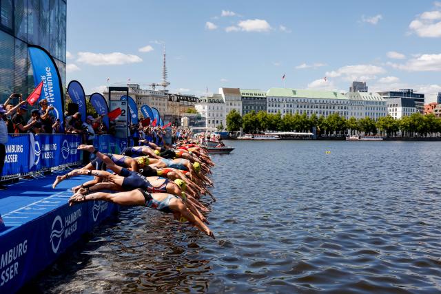 11 July 2026, Hamburg: Triathletes swim in the Binnenalster during the women's sprint race at the ITU World Triathlon Series/World Championship, comprising a 750-metre swim, a 20-kilometre bike ride and a five-kilometre run. Photo: Philipp Szyza/dpa