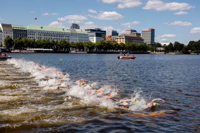 11 July 2026, Hamburg: Triathletes swim in the Binnenalster during the women's sprint race at the ITU World Triathlon Series/World Championship, comprising a 750-metre swim, a 20-kilometre bike ride and a five-kilometre run. Photo: Philipp Szyza/dpa