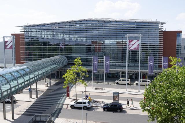 FILED - 25 June 2026, Saxony, Dresden: FILE PHOTO - Cars are parked in front of the terminal at Dresden Airport. Photo: Sebastian Kahnert/dpa