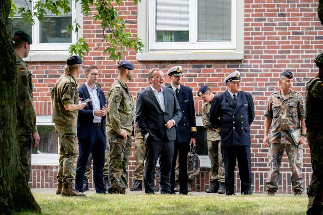 13 July 2026, Bremen, Bremerhaven: German Minister of Defense Boris Pistorius observes soldiers undergoing basic training during a visit to the Naval Operations School (MOS). Photo: Hauke-Christian Dittrich/dpa