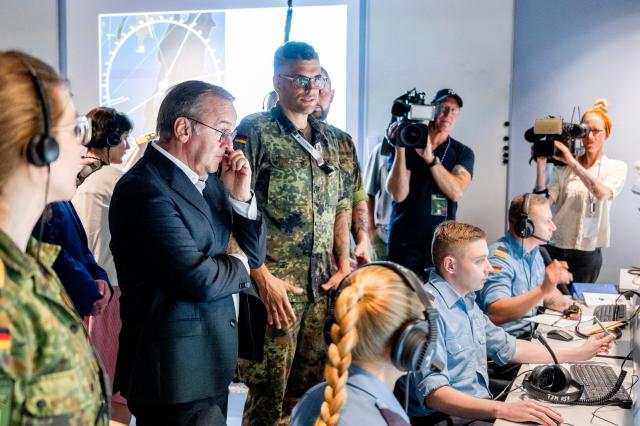 13 July 2026, Bremen, Bremerhaven: German Minister of Defense Boris Pistorius speaks with Marines at the Center for Naval Tactics during a visit to the Naval Operations School (MOS). Photo: Hauke-Christian Dittrich/dpa