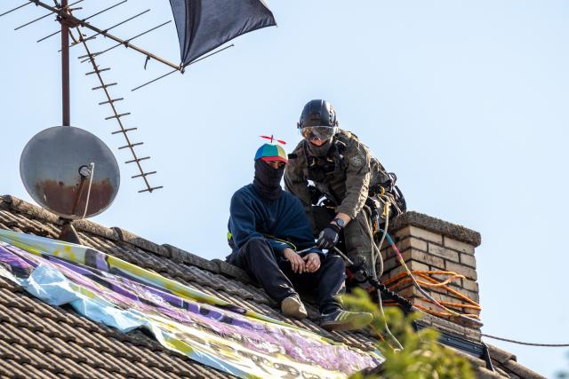 14 July 2026, Hesse, Giessen: Special forces are bringing down the last activist remaining on the roof. Police are clearing the Justus Liebig University of Giessen building on Hein-Heckroth-Strasse, which has been occupied by activists since Saturday. Photo: Christian Lademann/dpa