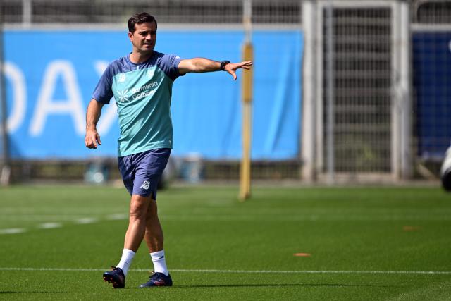 14 July 2026, North Rhine-Westphalia, Leverkusen: Bayer Leverkusen head coach Carles Martinez Novell instructs players during the team's first summer training session of the season at the BayArena Photo: Federico Gambarini/dpa - IMPORTANT NOTICE: Bundesliga and DFB regulations prohibit any use of photographs as image sequences and/or quasi-video.