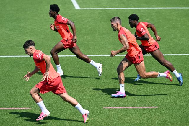 14 July 2026, North Rhine-Westphalia, Leverkusen: Bayer Leverkusen players take part in a running drill during the team's first official summer training session of the season at the BayArena. Photo: Federico Gambarini/dpa - IMPORTANT NOTICE: Bundesliga and DFB regulations prohibit any use of photographs as image sequences and/or quasi-video.