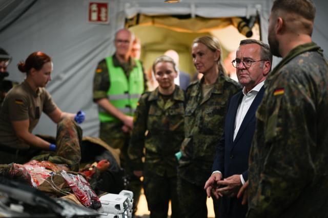 14 July 2026, Lower Saxony, Leer: Boris Pistorius (2-R), Minister of Defense, inspects a mobile hospital operated by the "Ostfriesland" Rapid Medical Response Unit. Pistorius is learning about the unit's specialized capabilities for providing medical support during operations both at home and abroad. Photo: Lars Penning/dpa