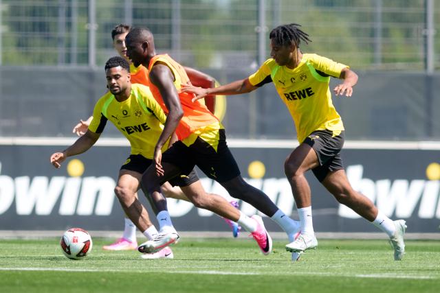 14 July 2026, Nordrhein-Westfalen, Dortmund: Borussia Dortmund players participate in the team's first training session of the season. Photo: Bernd Thissen/dpa - IMPORTANT NOTICE: Bundesliga and DFB regulations prohibit any use of photographs as image sequences and/or quasi-video.
