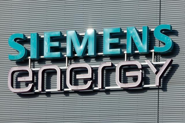 FILED - 25 February 2026, Saxony, Goerlitz: FILE PHOTO - A view of the company logo at the Siemens Energy turbine factory in Goerlitz. Photo: Jürgen Lösel/dpa